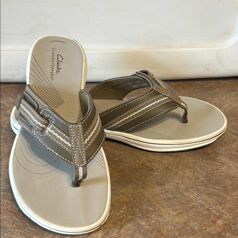 NWT Clarks Cloudsteppers Brinkley Jazz Comfort Brown/Tan Flip Flops. Size 8